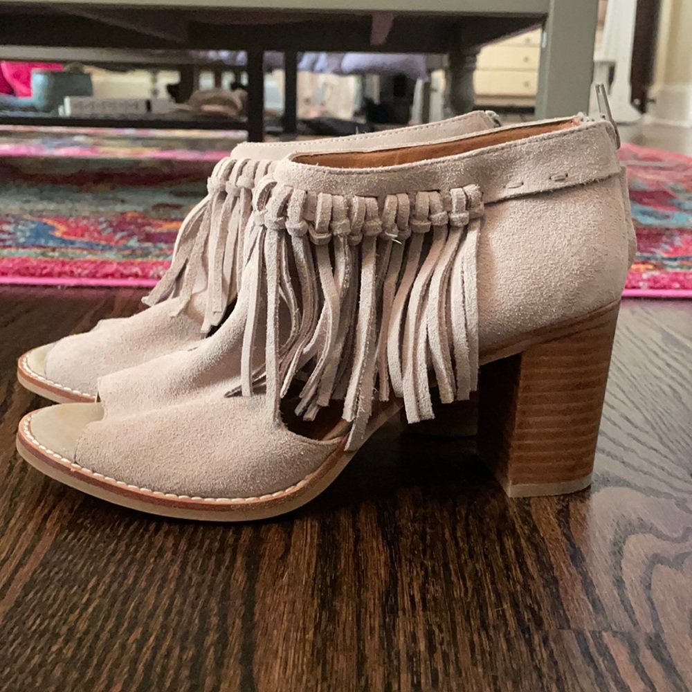 Sbicca Vintage! Cute fringe booties! Size 9!
